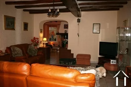De lounge met erachter de alkoof (met open haard)