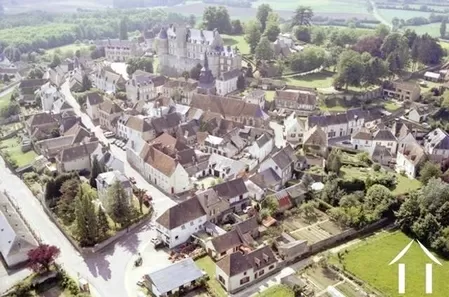 Gelegen in een schilderachtig en ongerept deel van Noord Frankrijk niet ver van Parijs en Le Mans.