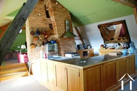 Het appartement voor de eigenaren op de bovenste verdiepign met veel ruimte door de open inrichting.