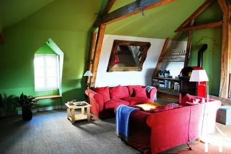 De bovenverdieping is 80m2 en het heeft een hoog plafond; het geeft een goed gevoel van ruimte!