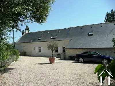 De binnenplaats achter het huis – veel ruimte om te parkeren.