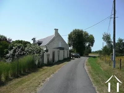 Dit is de rustige dorpsweg dat langs het bezit loopt.