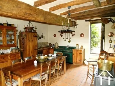 De familiewoning heeft veel traditionele details. Het middelpunt is de keuken met toegang tot de pinnenplaats en een privé eetterras en achtertuin.