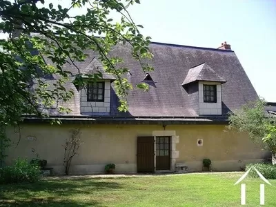 Het huis is klassiek gebouwd met een hoog, hellend Ardoise-leistenen dak en tuf-/kalkstenen-constructie (plaatselijke bouwstijl).