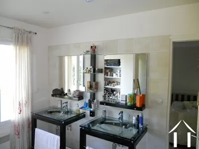 Om een idee te geven van de moderne stijl: dit is de badkamer beneden; niet zichtbaar is de grote inloopdouche en aparte garderobe. 