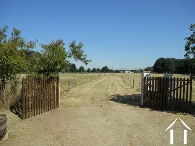 Dit is de oprijlaan die door het omliggende stuk grond  van 3 ha. loopt.