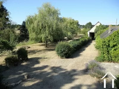 Uitzicht op de tuin vanuit een van de tweepersoonsslaapkamers. 