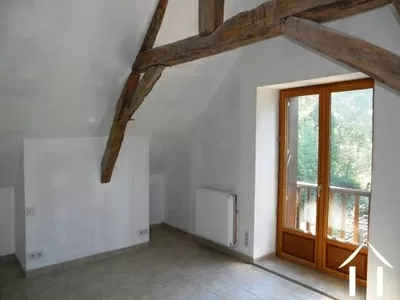De ouderslaapkamer met  zicht op het land en daarachter over de weides van het paardensportcentrum.