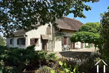 Huis in gezellig dorp met grote tuin Ref # JP4757S 