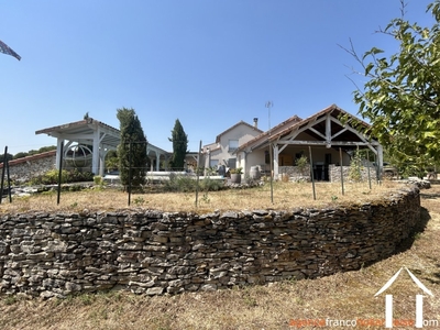 Gelijkvloerse villa met gîte, zwembad en 4,2 ha Ref # Li1068 