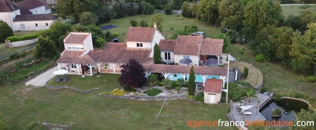 Gelijkvloerse villa met gîte, zwembad en 4,2 ha Ref # Li1068 
