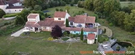 Gelijkvloerse villa met gîte, zwembad en 4,2 ha Ref # Li1068 