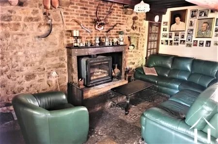 De woonkamer, open haard met houtkachel