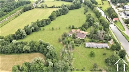 Voormalige watermolen met bijgebouwen, weilanden en rivier Ref # PM5244D 