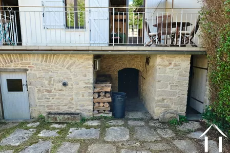 Onder het terras, toegang tot de kelder (links), tot de garage (midden), tot de opslagplaats voor tuingereedschap (rechts)