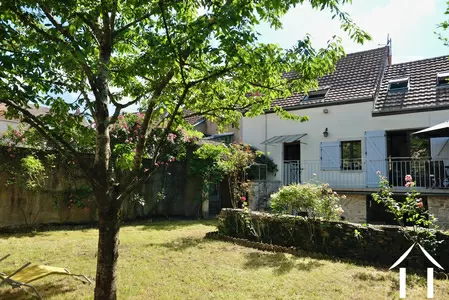 Huis gezien vanaf de onderkant van de tuin