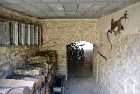 De houtschuur en, aan de achterkant, de garage