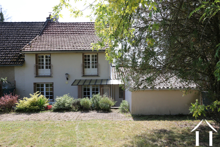 Huis gezien vanuit de ommuurde tuin