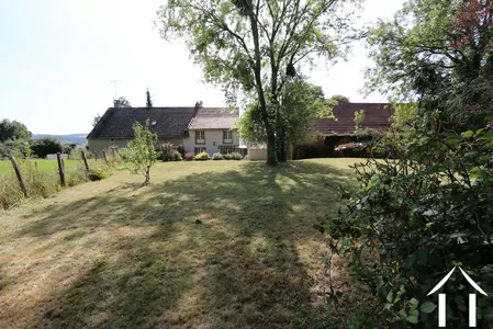 Huis gezien vanaf de achterkant van de ommuurde tuin
