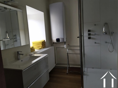 sale de douche en face chambre 2