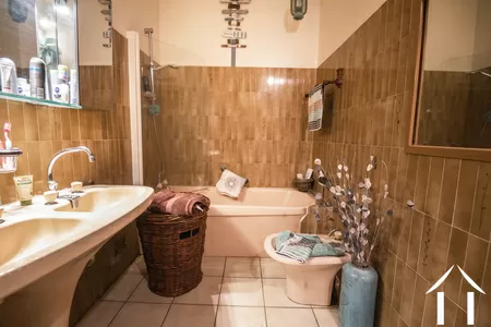 La salle de bains attenante à la chambre principaleLa salle de bains attenante à la chambre principale