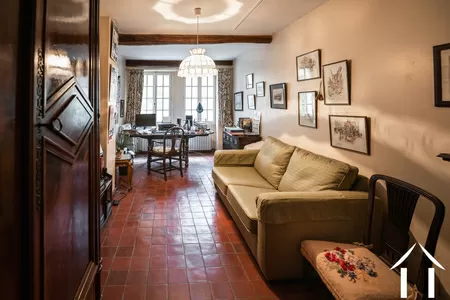 Bureau à l'entresol. Le canapé est convertibleBureau à l'entresol. Le canapé est convertible. Belles tomettes anciennes