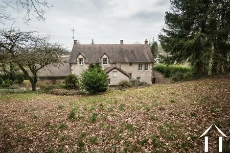 Façade arrière vue depuis l'orée du boisFaçade arrière vue depuis l'orée du bois