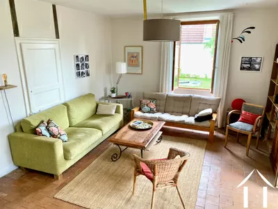 En entrant, le salon-séjour, vue 1