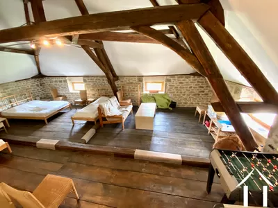 Le 2ème niveau est composé d'un immense espace télé-jeux et dortoir