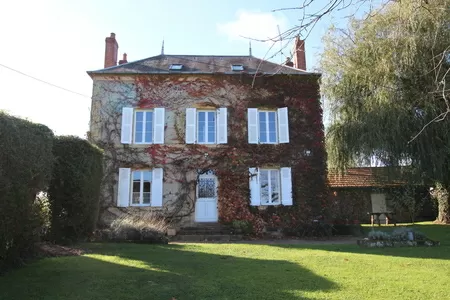 Charmant huis met een klein bos te koop dichtbij Nevers Ref # LB5561N