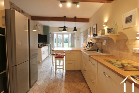 Keuken met uitzicht op de tuin