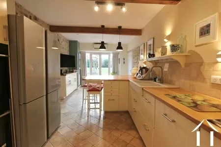 Keuken met uitzicht op de tuin