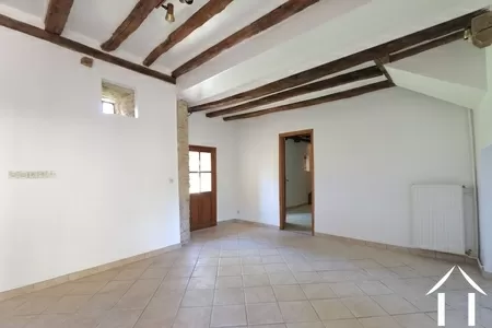 Begane grond kamer met toegang tot zowel de tuin als de binnenplaats (was ooit de zomerkeuken)