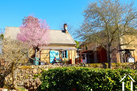 Stenen woonhuis met schuur en mini camping in prachtige Morvan vallei. Ref # CVH5580L 