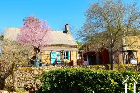 Stenen woonhuis met schuur en mini camping in prachtige Morvan vallei. Ref # CVH5580L