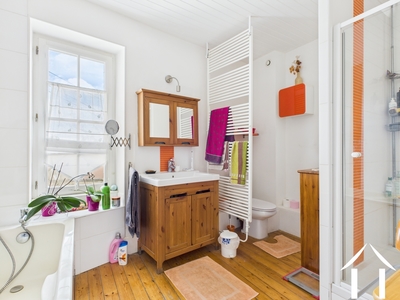 Badkamer op niveau 1 met douche, bad en toilet