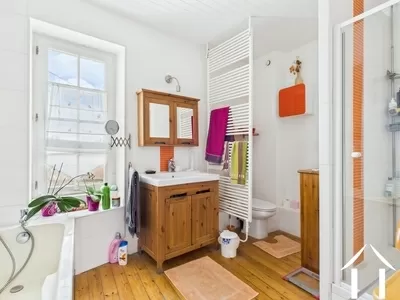 Badkamer op niveau 1 met douche, bad en toilet