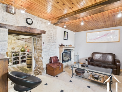 Kelderlounge met uitzicht op de wijnkelder