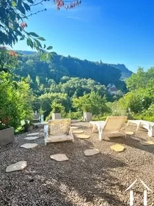 Uitzicht van de tuin op de heuvels