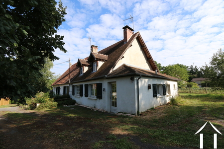 Twee huizen met bijgebouwen in een grote aangelegde tuin Ref # CR5615BS 