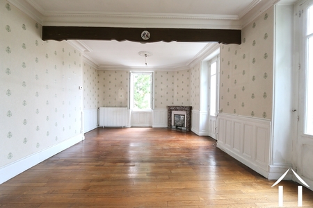 Grote woonkamer met balkon