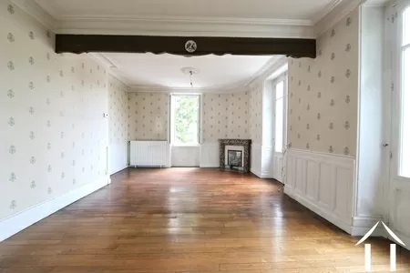 Grote woonkamer met balkon