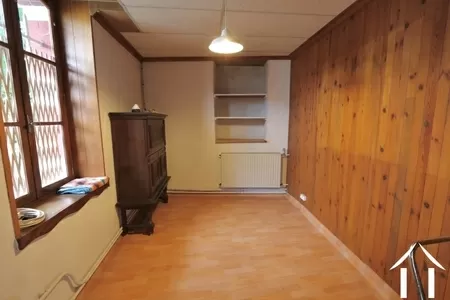 Kantoor op straatniveau in de kelder