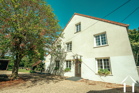 Groot familiehuis aan de Canal du Centre Ref # BH5621D