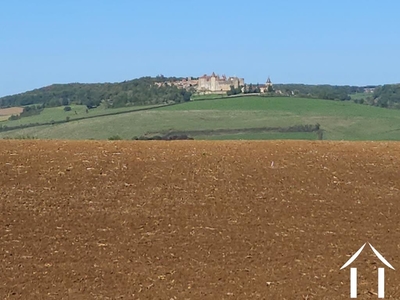 Uitzicht vanuit de tuin op het middeleeuwse dorp Kasteel van Chateauneuf en Auxois