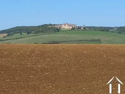 Uitzicht vanuit de tuin op het middeleeuwse dorp Kasteel van Chateauneuf en Auxois