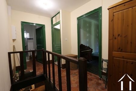 Landing op de eerste verdieping met uitzicht op de twee slaapkamers en de doucheruimte