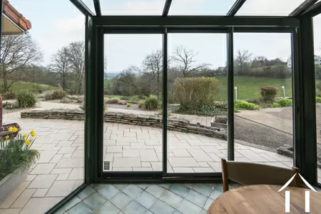 Uitzicht vanaf eettafel veranda