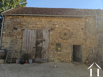 Schuur en stalgebouw in de binnenplaats