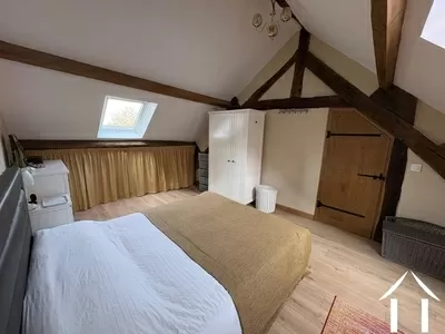 Master slaapkamer met blootliggende balken